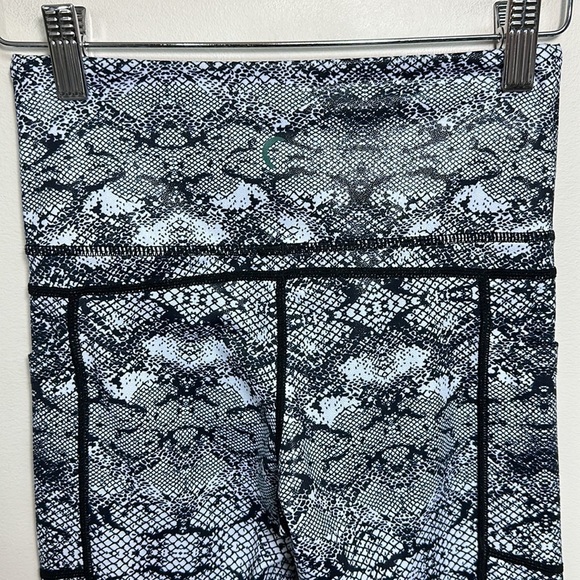 Zyia Active Cobra‎ Snakeskin Pocket Light n Tight Hi-Rise Capri Legging Size 2 - Picture 6 of 8